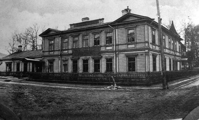 Царскосельское благотворительное общество. (Угол Госпитальной и Колпинской улиц). Открытка 1900-х.