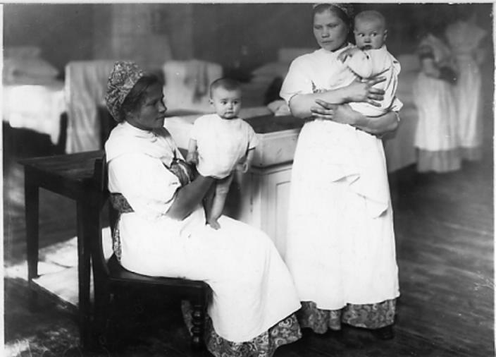 Воспитательницы Воспитательного дома с детьми младшего возраста. 1913. ЦГАКФФД