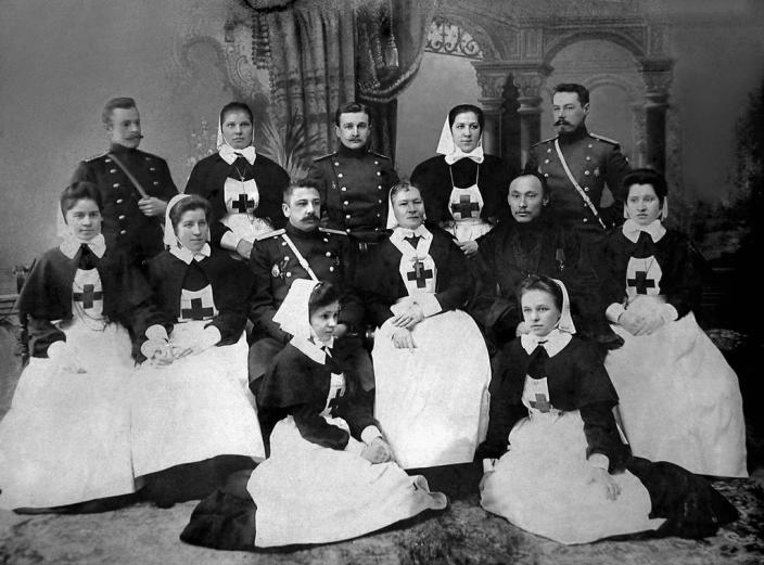 Попечители, члены Комитета и сестры милосердия Крестовоздвиженской общины перед отправкой на Дальний Восток. Санкт-Петербург. 1904