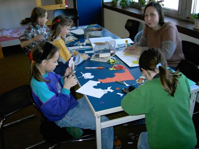 «Детский ковчег». Занятия  аппликацией в мастерской. Апрель 2004.