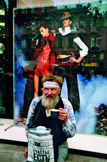 Бездомный – продавец газеты «На дне». Санкт-Петербург. 2001. Фото С. Сущень